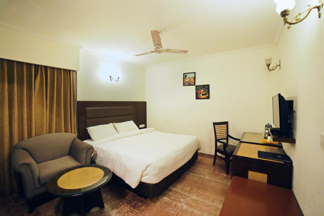 Hotel Meraden Grand Bénarès Extérieur photo