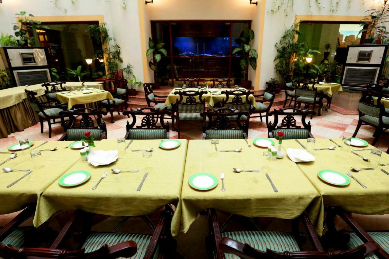 Hotel Meraden Grand Bénarès Extérieur photo
