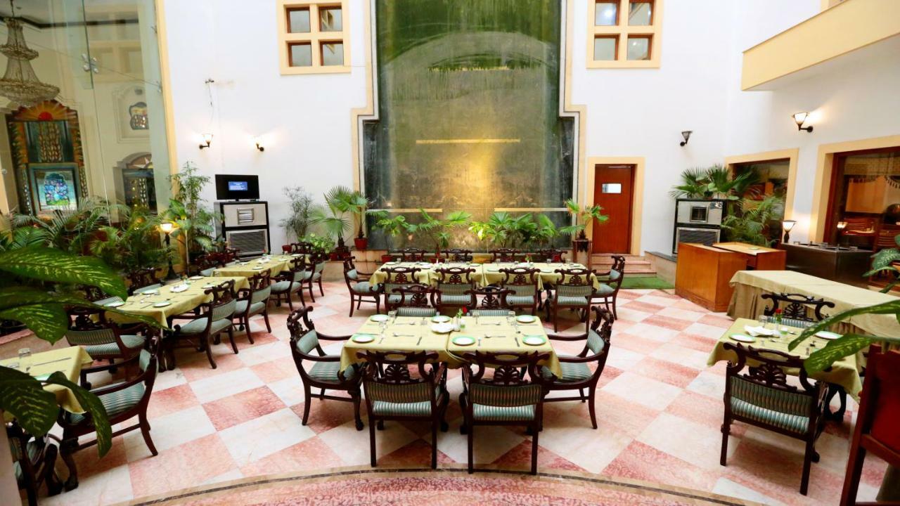 Hotel Meraden Grand Bénarès Extérieur photo